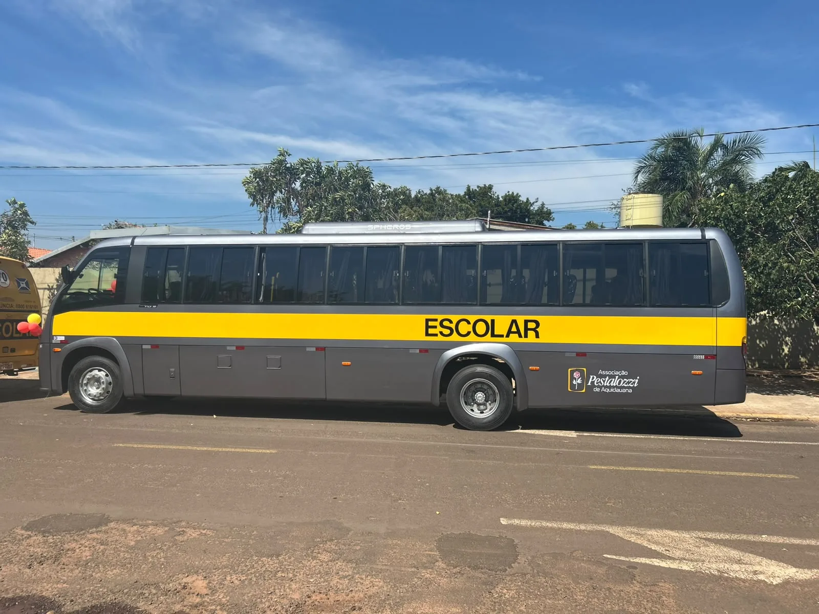 Ônibus adquirido com emenda de R$ 1 milhão de Geraldo Resende é entregue à Pestalozzi de Aquidauana