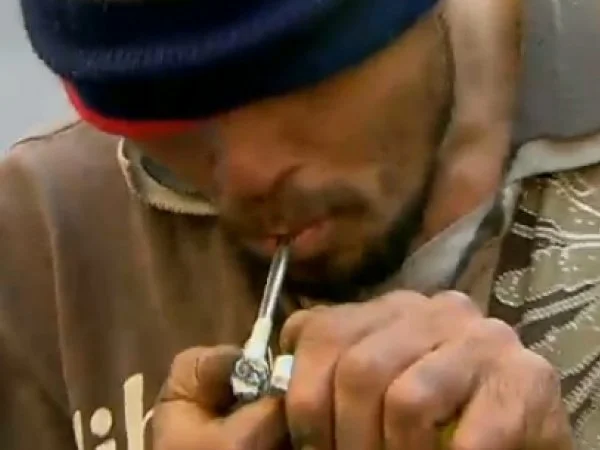 Usuário de crack utilizando a droga, normalmente não procuram tratamento e o destino na grande maioria é a morte. (Foto: Divulgação)