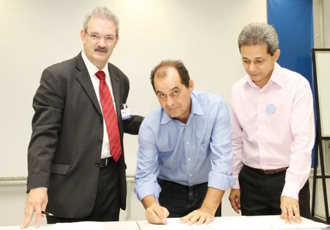 Geraldo e o prefeito João Donizeti Cassuci durante assinatura de convênio em Campo Grande. (Foto: Divulgação)
