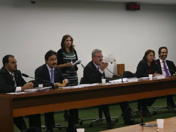 Comissão Especial dos agentes comunitários aprova os primeiros atos