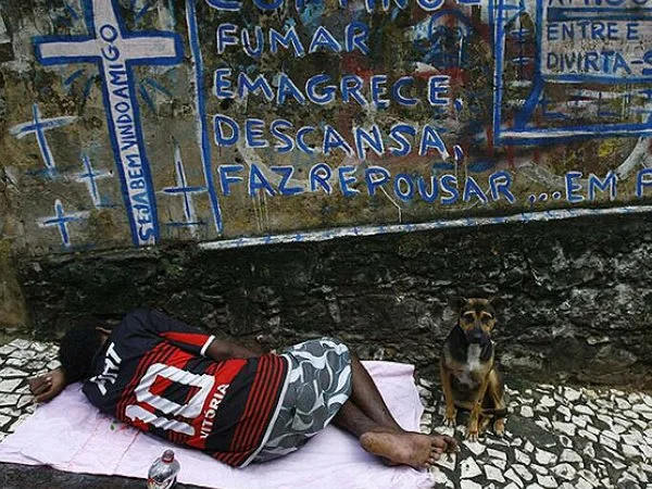 Usuário de crack dorme na rua, sem família e sem abrigo, a violência sempre perto. (foto: Reprodução)