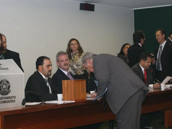 Comissão Especial dos agentes comunitários aprova os primeiros atos