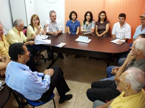 Geraldo Resende, ex-prefeita Nair e produtores, discutindo a pavimentação da MS-379, em 2007.(Foto: Ricardo Minella)