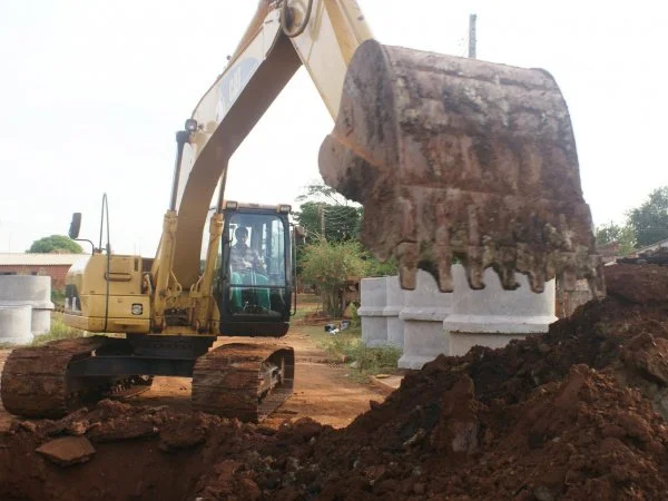 Obras de drenagem preparam Vila Cachoeirinha para receber o asfalto.(Foto: Kauhê Prieto)