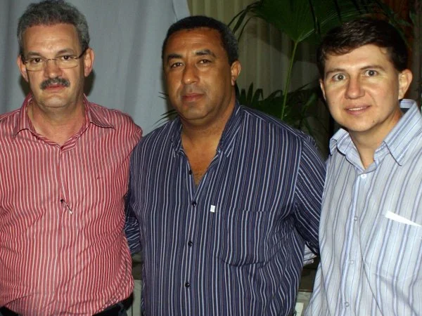 Geraldo Resende, ao lado de lideranças de Amambai: vereadores Carlinhos e Cristino. (Foto: Ricardo Minella)