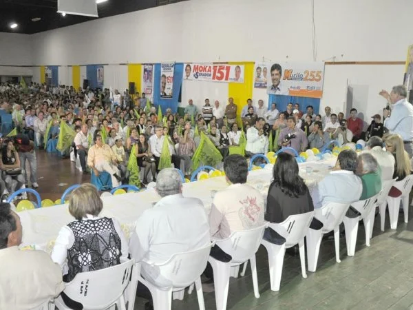 Clube ficou lotado por centenas de pessoas que foram ouvir as mensagens dos candidatos. (Foto: Ronney Minella)