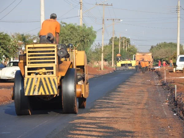 Máquinas trabalhando na pavimentação das ruas do Novo Horizonte (Foto: Kauhê Prieto)