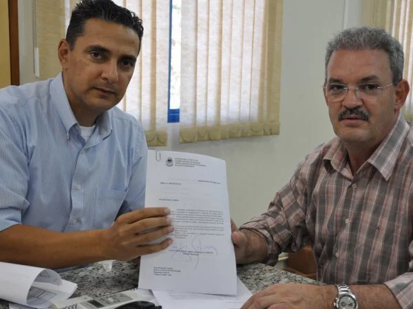 Fauzi entregou documentos ao deputado federal Geraldo Resende. (Foto: Ronney Milella)