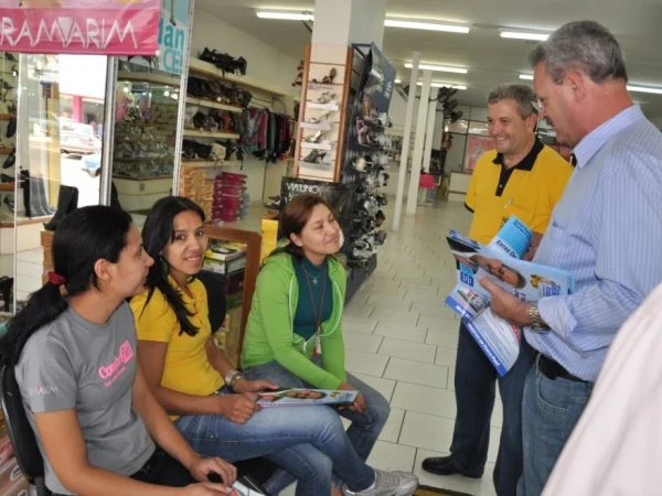 Geraldo Resende e Cido Ferraço pedem votos durante caminhada. (Foto: Ronney Minella)