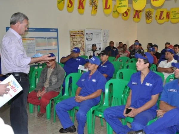 Geraldo Resende apresenta seu trabalho e pede votos para funcionários da Skol de Dourados (foto: Ronney Minella)