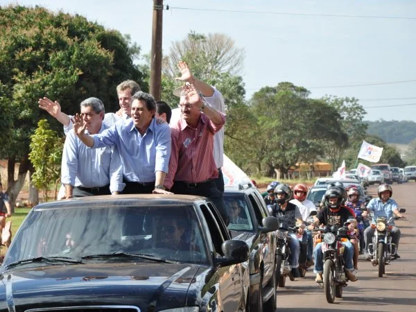 André, Moka e Geraldo acenam para população em visita a municípios