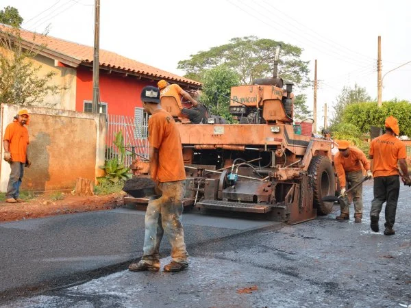 Nova frente de asfalto começou essa semana no Distrito de Vila Vargas. (Foto: Ricardo Minella)