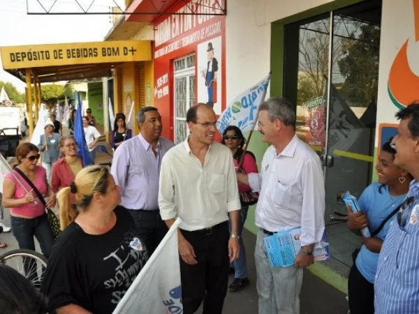 O ex-prefeito Sérgio Barbosa (PMDB), liderou a caminhada pela cidade (foto: Ronney Minella)