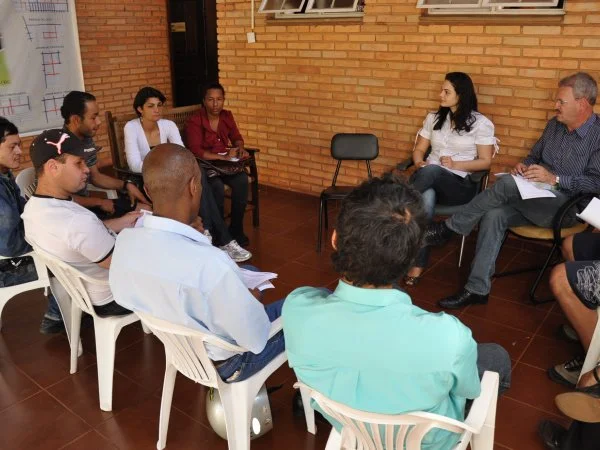 Geraldo Resende reunido com jovens neste final de semana em Dourados. (Foto: Kauhê Prieto)