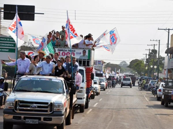Carreata percorreu o centro da cidade passando pela Avenida Barão do Ladário, onde está instalado o comitê político de Geraldo Resende . (Foto: Ronney Minella)