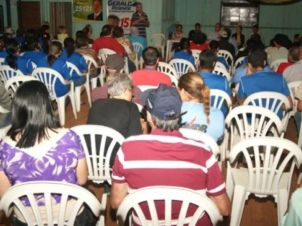 Geraldo discursa para moradores de Itahum (foto: Hedio Fazan)