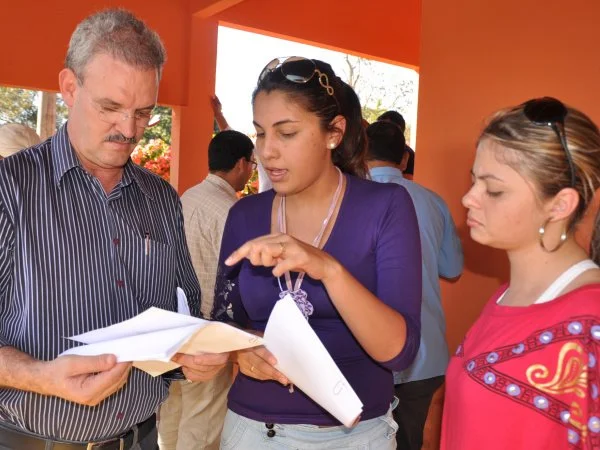 Enfermeira Cleuzieli e Lidiane entregam documento ao deputado Geraldo reivindicando verba para a implantação de uma academia. (Foto: Ronney Minella)