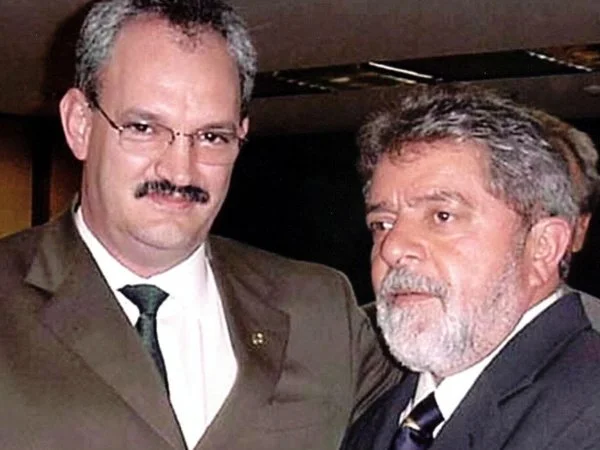 Lula cumprimenta Geraldo, em 2003, após receber projeto da UFGD.(Foto: Assessoria)
