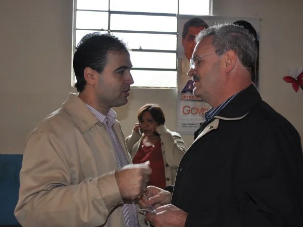 Advogado Jeferson Cavalcante ao convidar Geraldo Resende para a inauguração (foto: Ronney Minella)