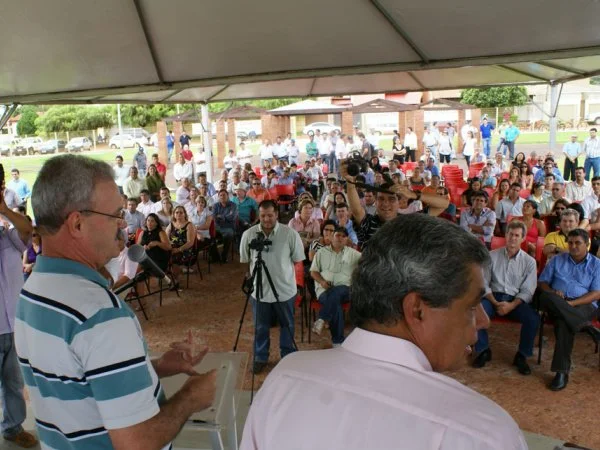 Geraldo Resende discursa na inauguração da Praça, que foi prestigiada por dezenas de moradores, lideranças e autoridades. (Foto: Ronney Minella)