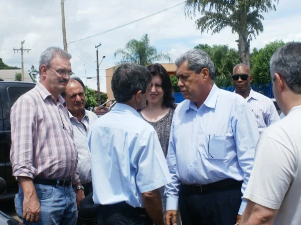 Geraldo acompanha André na entrega de Notebooks em Dourados