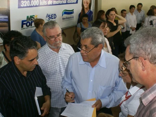 Comissão, liderada pelo diretor da escola, professor Nei Elias Coinethe de Oliveira, abordou o governador no Centro Esportivo Jorge Antonio Salomão. (Foto: Kauhê Prieto)