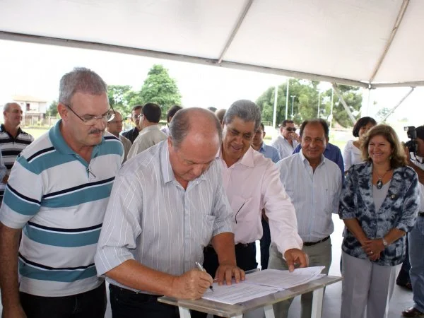 Prefeito de Costa Rica, Jesus Baird, assina Termo de Cooperação Técnica para elaboração de Plano Municipal de Saneamento. (Foto: Ronney Minella)