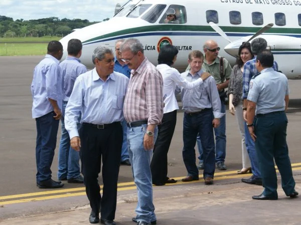 Geraldo acompanha André na entrega de Notebooks em Dourados