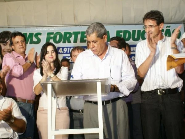 Coordenador Regional da Funasa, Flávio Brito, deputada Mara Caseiro, governador André eo prefeito Dirceu Lanzarini durante assinatura de convênios do PACFunasa em Amambai. (Foto: Ronney Minella)
