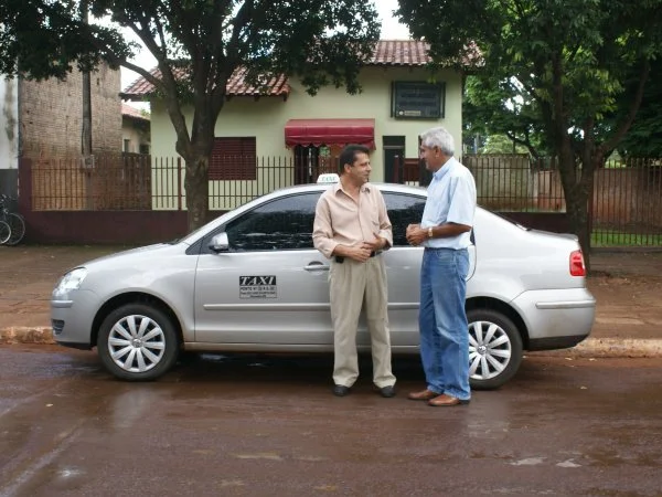 Presidente do Sindicato dos Taxistas, Vanderlei Barros, (à esquerda) conversa com o taxista João Medeiros sobre a reivindicação da categoria. (Foto: Ricardo Minella)