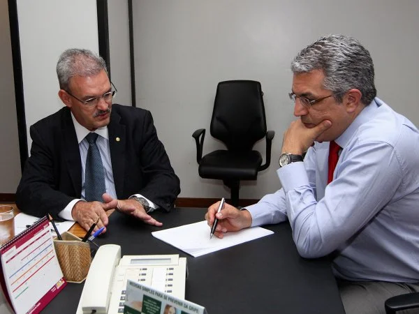 Geraldo Resende com o ministro Alexandre Padilha: confirmada vinda a Dourados. (Foto: Rodrigo Pael)
