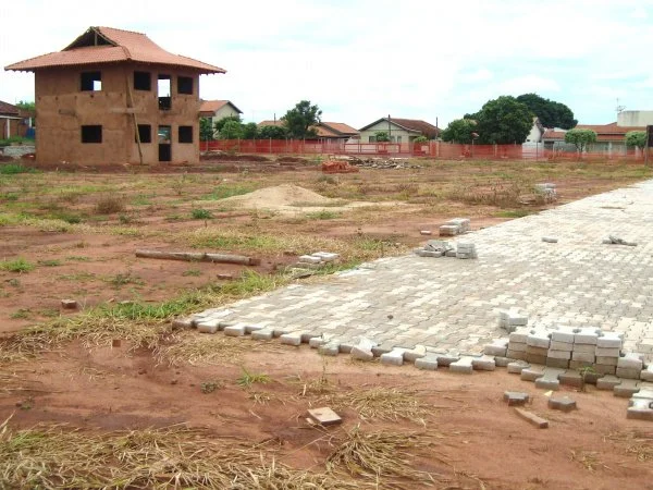 Praça do Cinquentenário que está sendo construída em Glória de Dourados com emenda de Geraldo Resende (Foto: Ronney Minella)