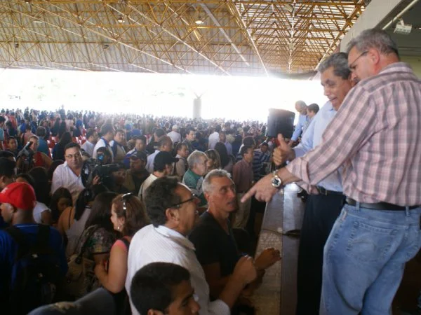 Geraldo acompanha André na entrega de Notebooks em Dourados