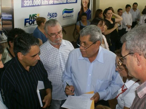 Geraldo acompanha André na entrega de Notebooks em Dourados