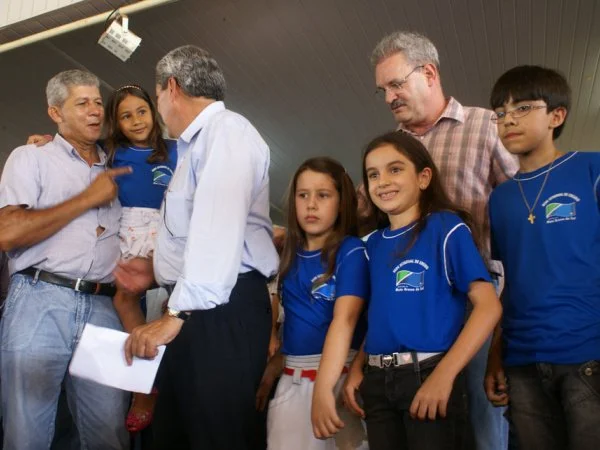 Geraldo acompanha André na entrega de Notebooks em Dourados
