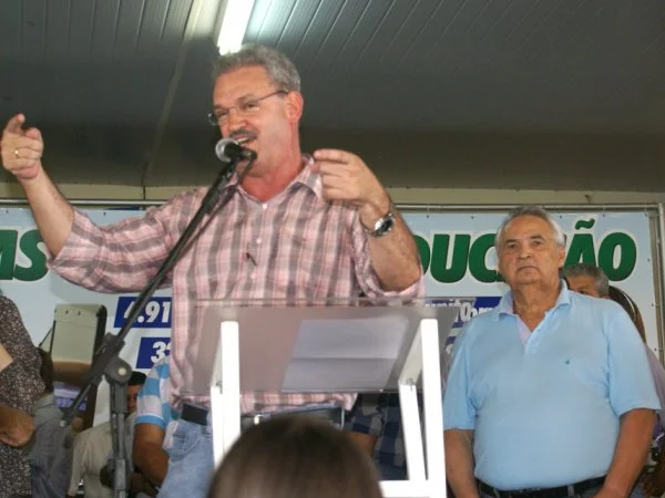 Geraldo acompanha André na entrega de Notebooks em Dourados