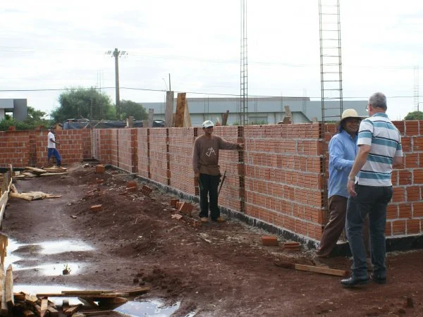 UPA de Dourados está sendo construída na rua Coronel Ponciano, ao lado do conjunto habitacional Terra Roxa. (Foto: Henrique de Matos)