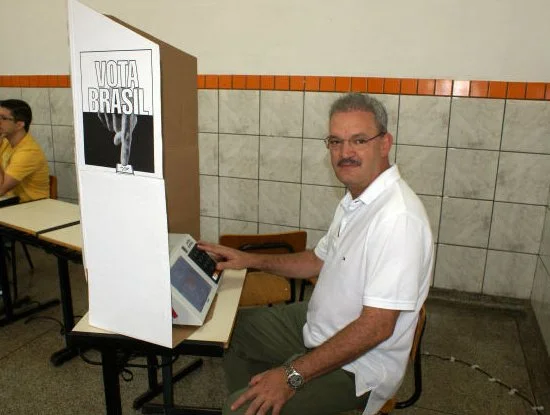 Deputado Geraldo Resende, um dos primeiros a votar na Escola Castro Alves. (Foto: Ricardo Minella)