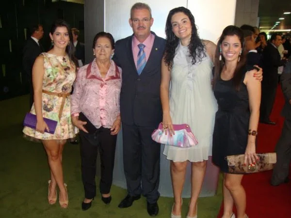 Geraldo Resende e família, no salão verde da Câmara Federal.