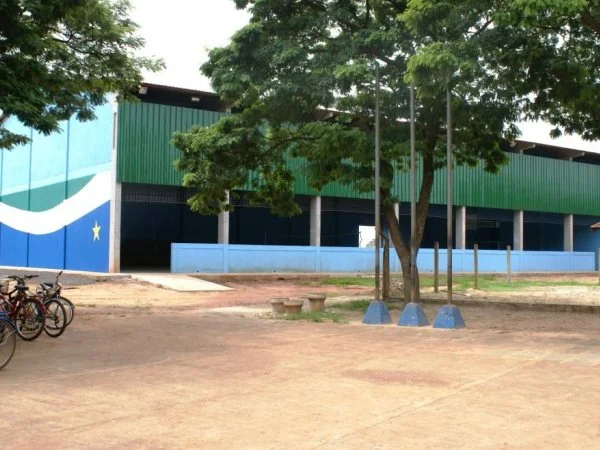 Quadra coberta construída em Caarapó com emenda do deputado Geraldo Resende. (Foto: Ronney Minella)
