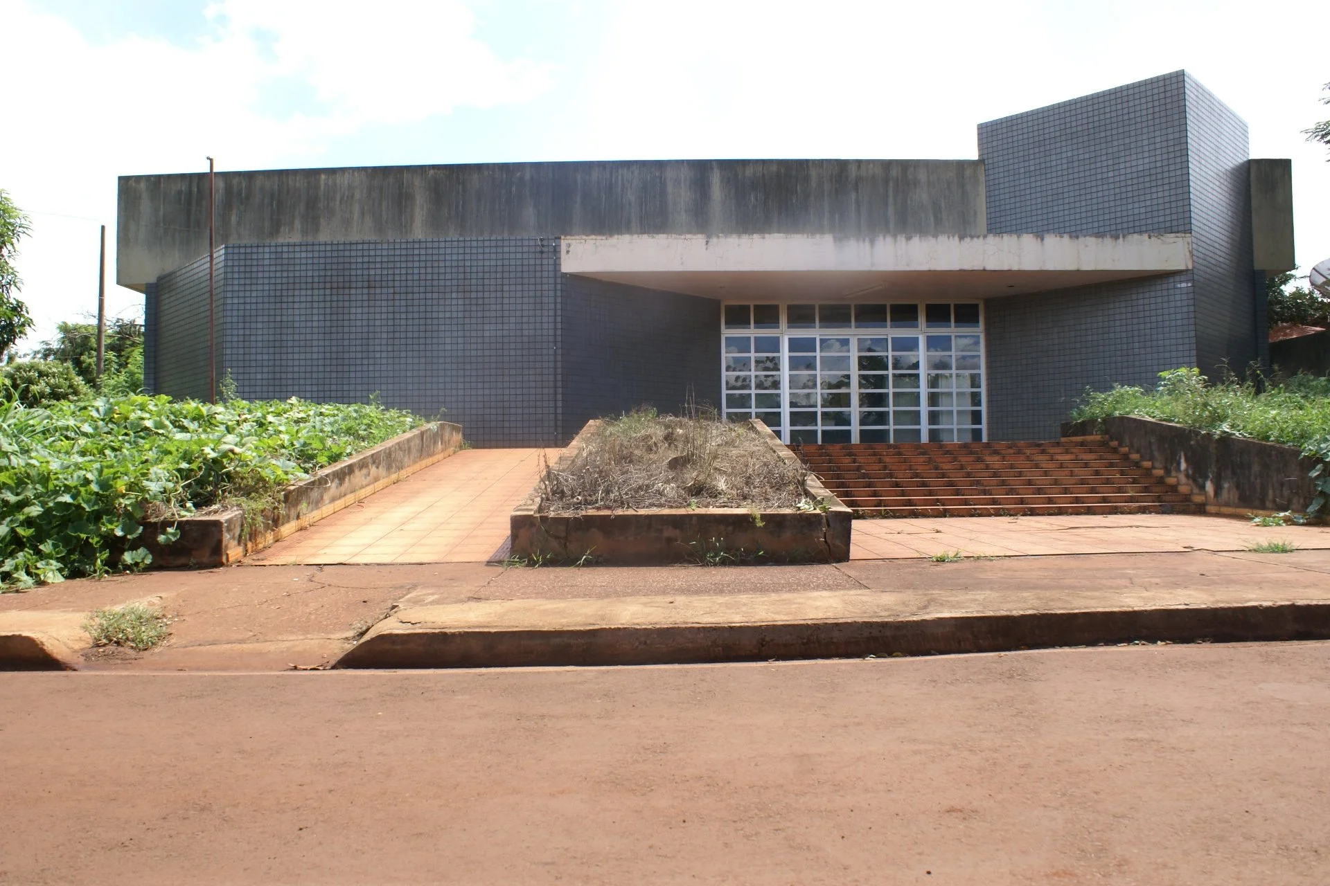 Agência do INSS no Água Boa virou almoxarifado. (Foto: Edmir Conceição)