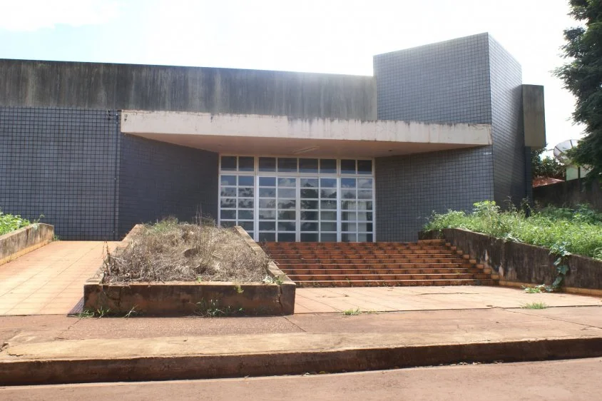 Desativado há anos, prédio do INSS no Jd Água Boa está sendo usado como depósito (Foto: Edmir Conceição)