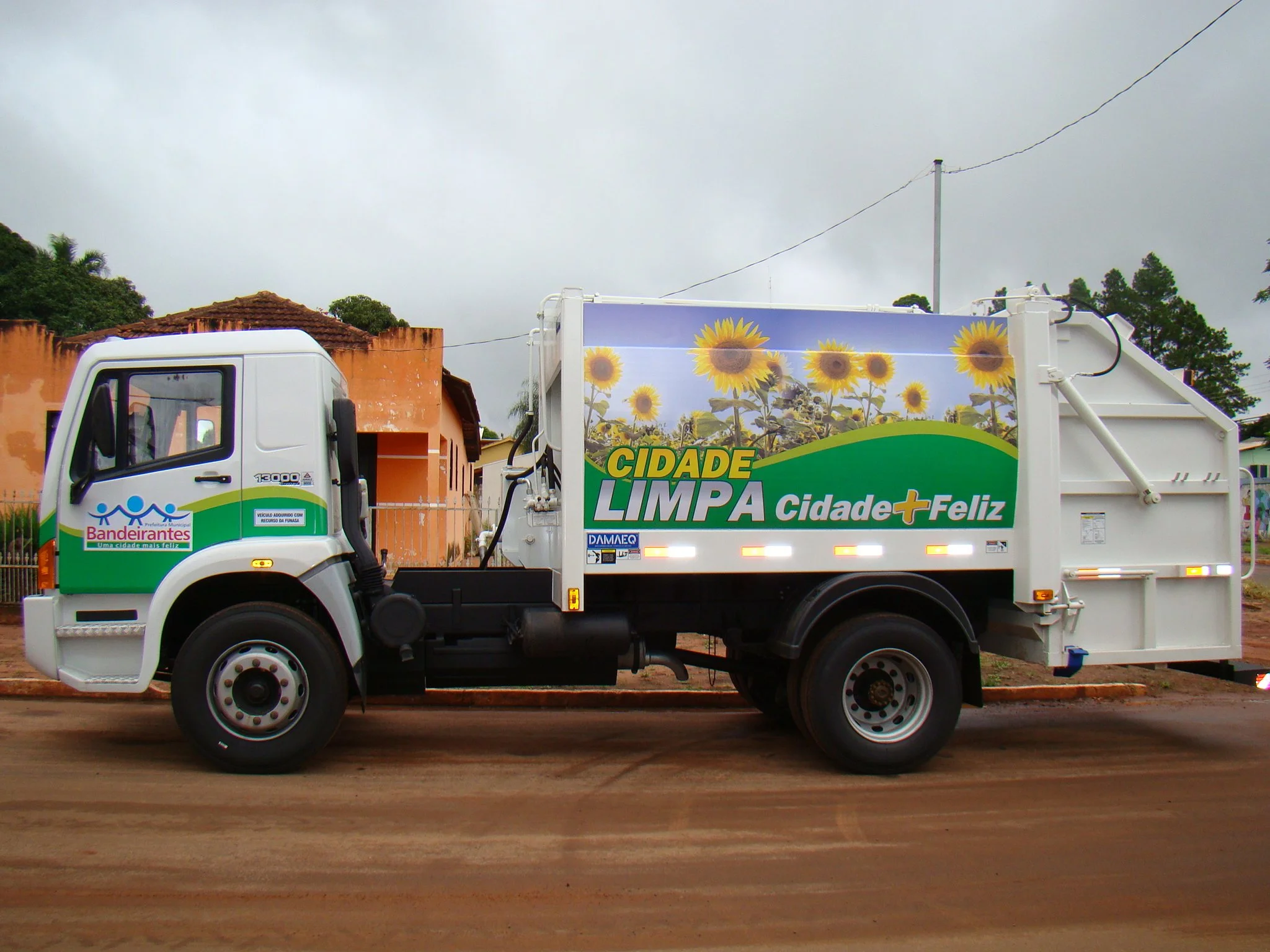 Caminhão de coleta como este da foto vai integrar campanha Cidade Limpa, Cidade Feliz da Prefeitura de Bandeirantes. (Foto: Cris Zanatta)