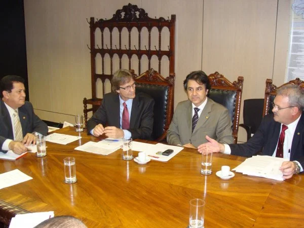 Geraldo Resende discute com Ministro Alfredo Nascimento, a implantação da Ferrovia do Pantanal em Mato Grosso do Sul. (Foto: Rodrigo Pael)