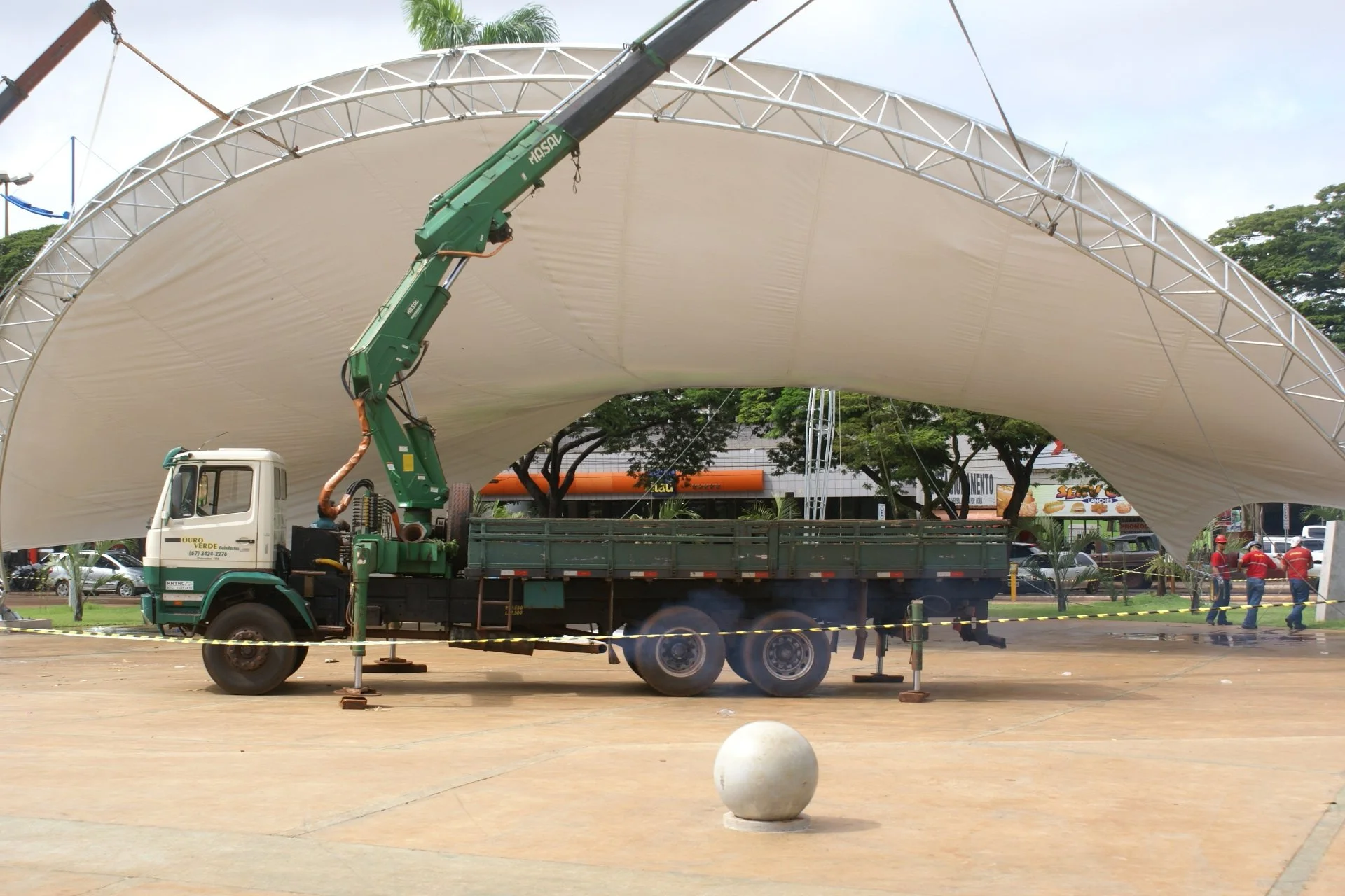 Estágio final dos serviços de instalação da tenda da concha acústica na Praça Antonio João. (Foto: Ricardo Minela)