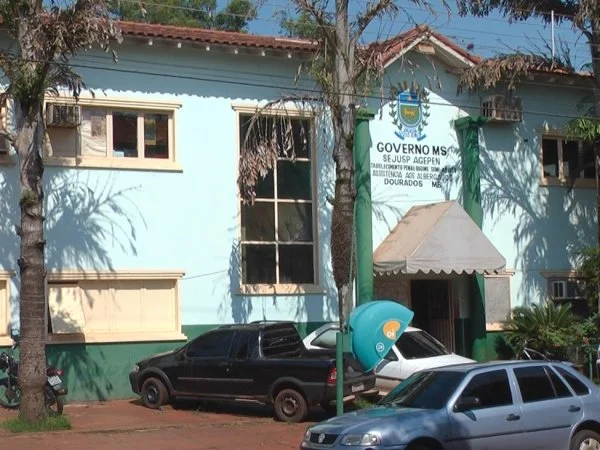 Prédio onde funcionava a escola UEDI em área nobre de Dourados abriga 380 presos em regime semiaberto (Foto: Arquivo)