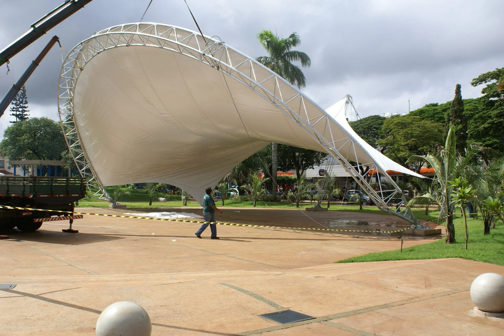 Instalada tenda da concha acústica na Praça Antonio João