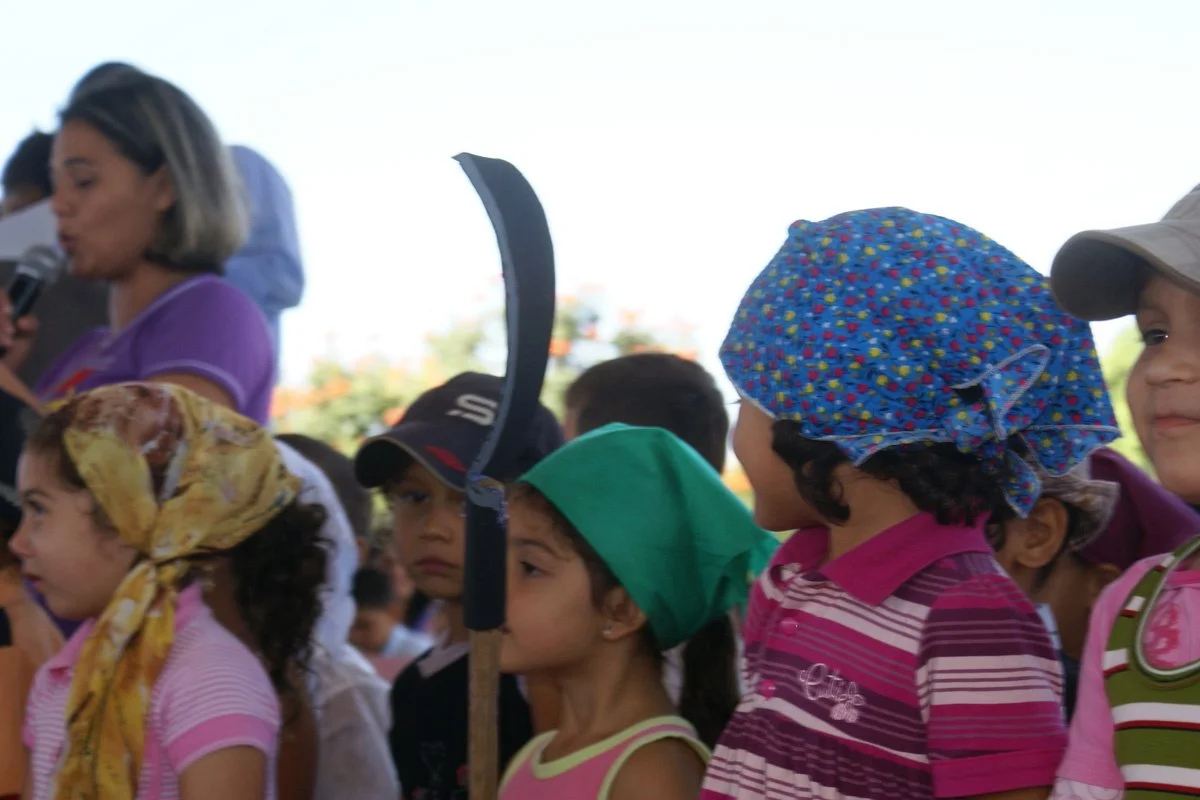 Alunos do Centro de Educação Infantil Luan Kaiber representam mobilização de 'brasiguaios' que deu origem a Novo Horizonte do Sul.