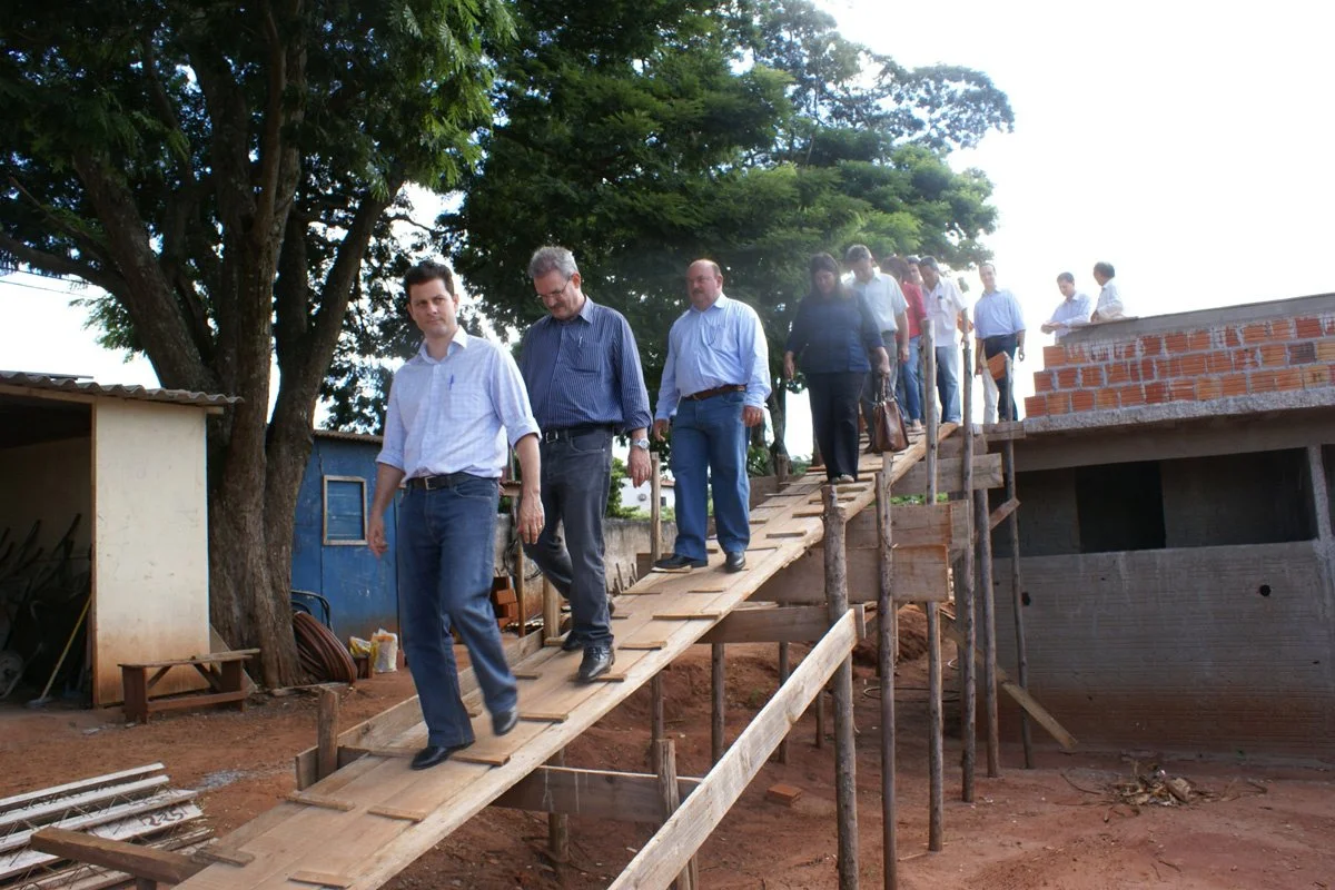 Prefeito Renato Câmara acompanha Geraldo em visita ao canteiro de obras do Hospital Municipal.