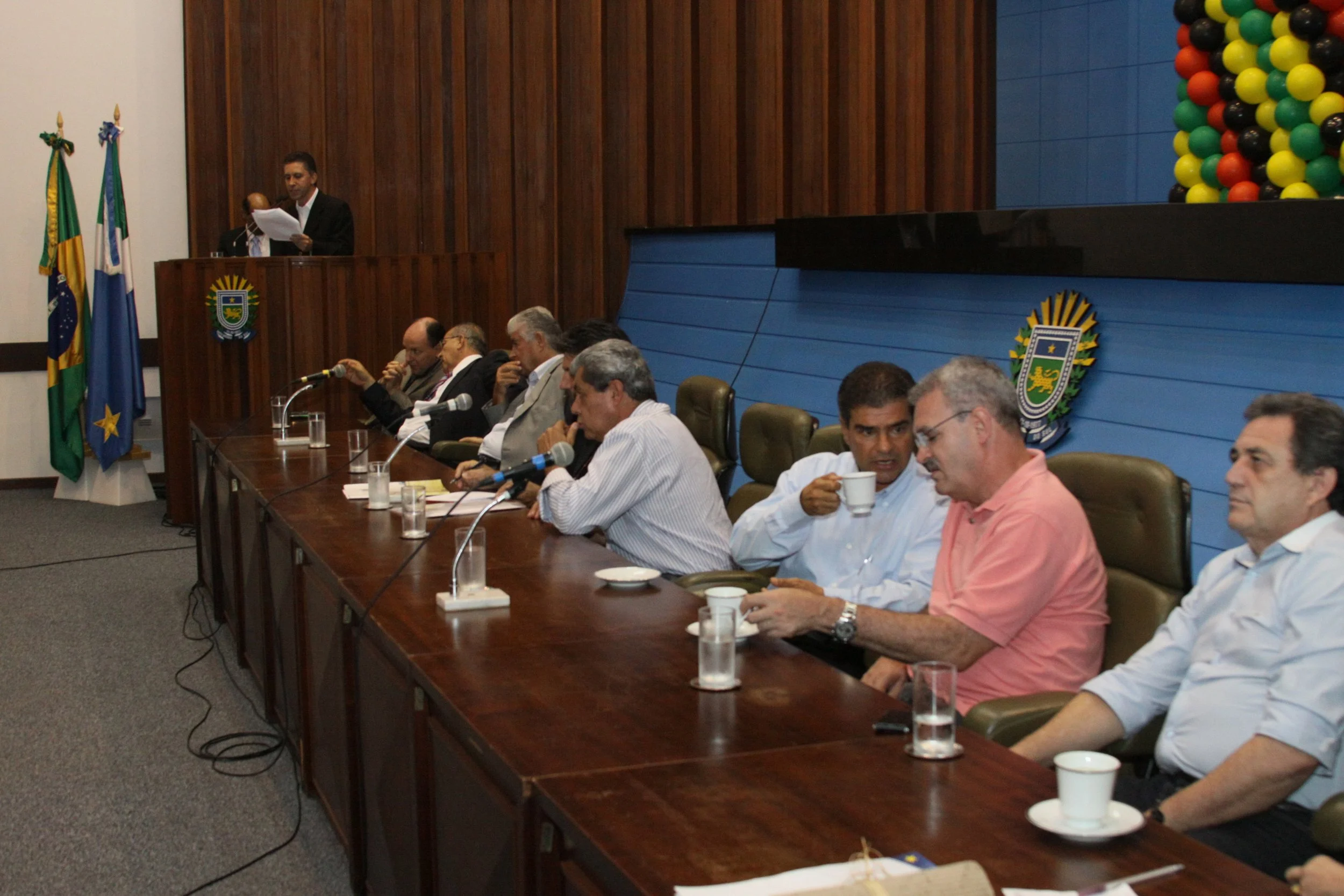 Geraldo Resende conversa com Nelsinho Trad durante abertura do Congresso Estadual do PMDB em Campo Grande. Foto : Lindomar Gomes/Fundação Ulysses Guimarães